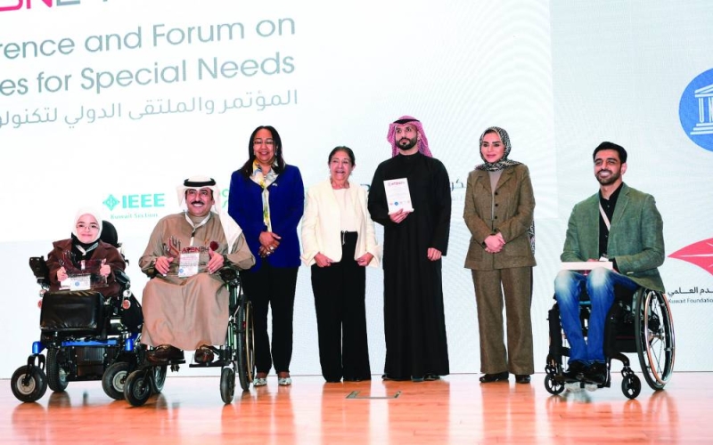 


الوزيرة تتوسّط بعض المشاركين 