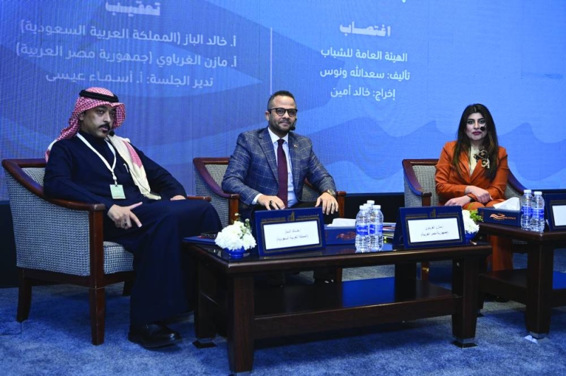 أسماء عيسى مع الغرباوي والباز خلال الندوة