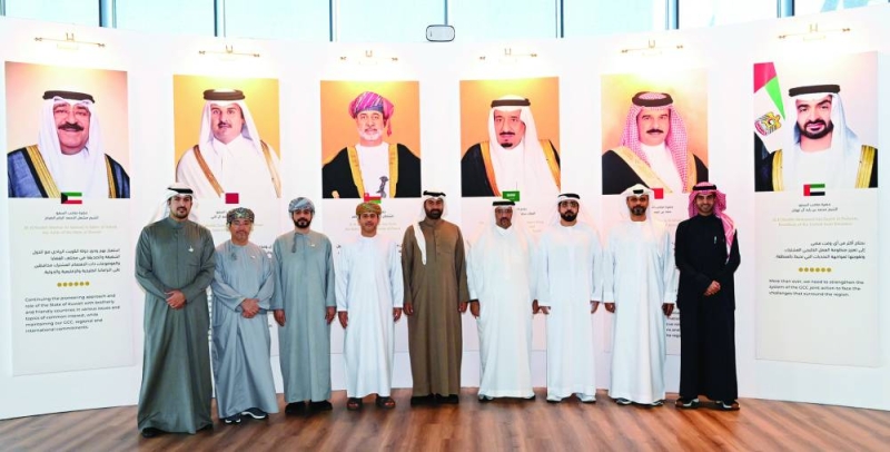 الوفد الإعلامي والقائمون على الجناح (تصوير أسعد عبدالله)