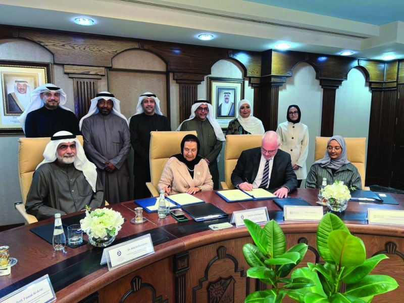 


الحمود وسكينر يوقعان مذكرة التفاهم 