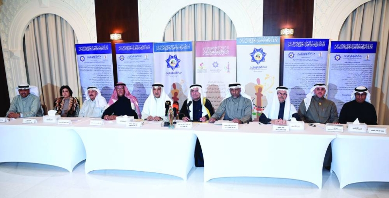 إبراهيم البغلي متوسطاً المشاركين بالمؤتمر خلال إعلانه أسماء الفائزين  (تصوير نايف العقلة)