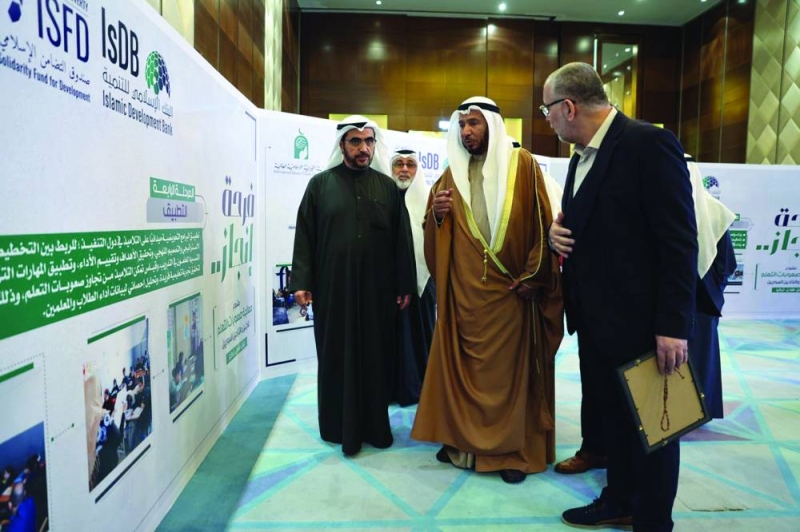 جانب من الجولة في المعرض المصاحب للفعالية