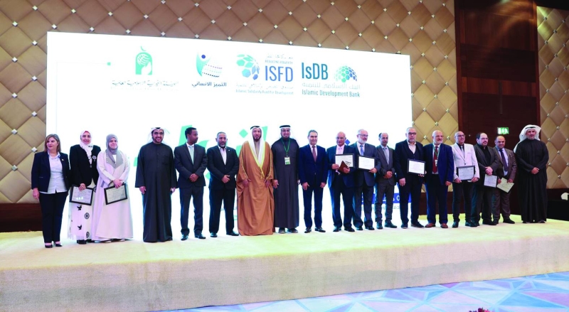 


المعتوق متوسطاً المشاركين في الحفل 