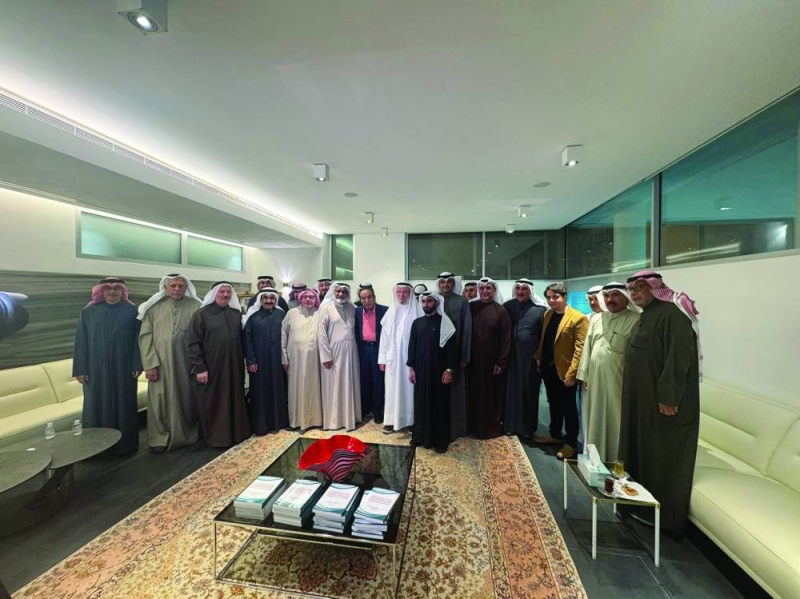 الحضور في صورة جماعية	 (تصوير سعود سالم)