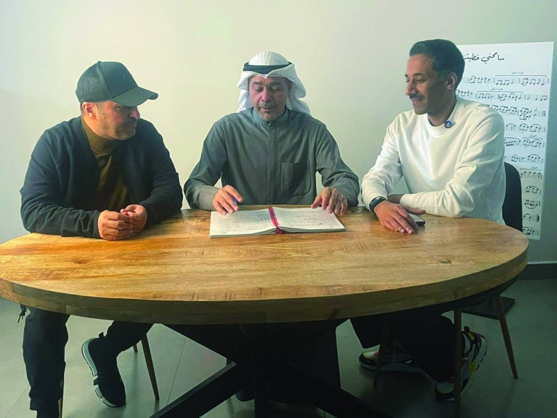 


البعيجان يتوسط المانع وبن ثاني خلال بروفة التحضير الأولى 