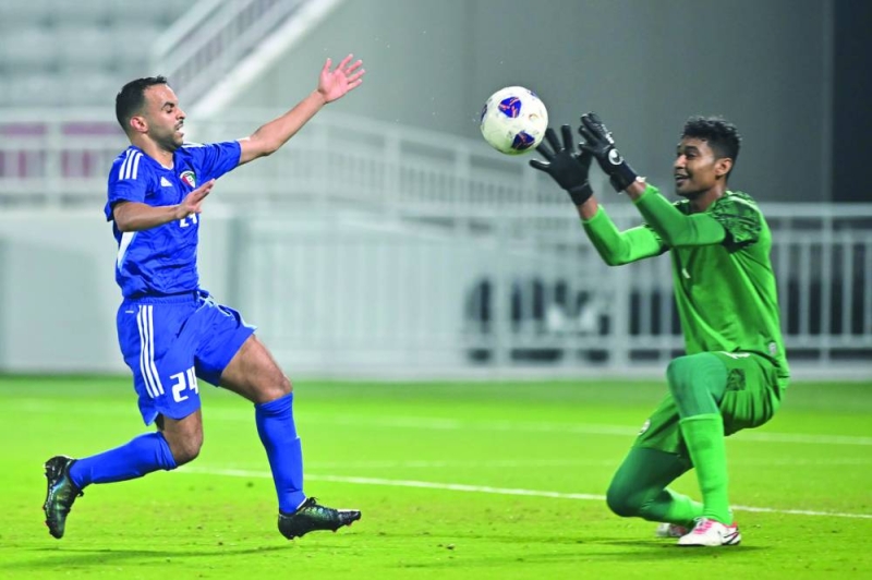 الحارس اليمني يمسك الكرة أمام معاذ الأصيمع