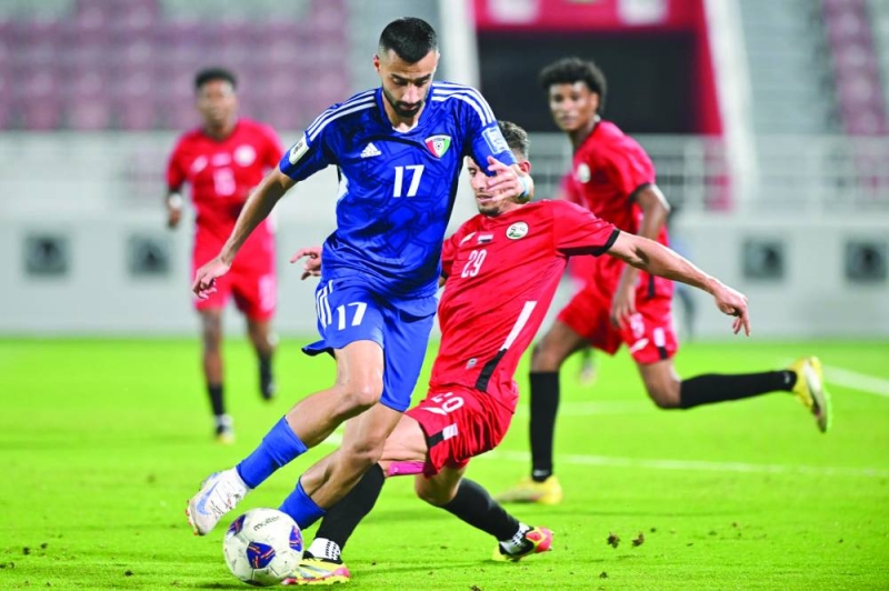 


مهاجم «الأزرق» علي خلف يستحوذ على الكرة أمام مدافع اليمن 