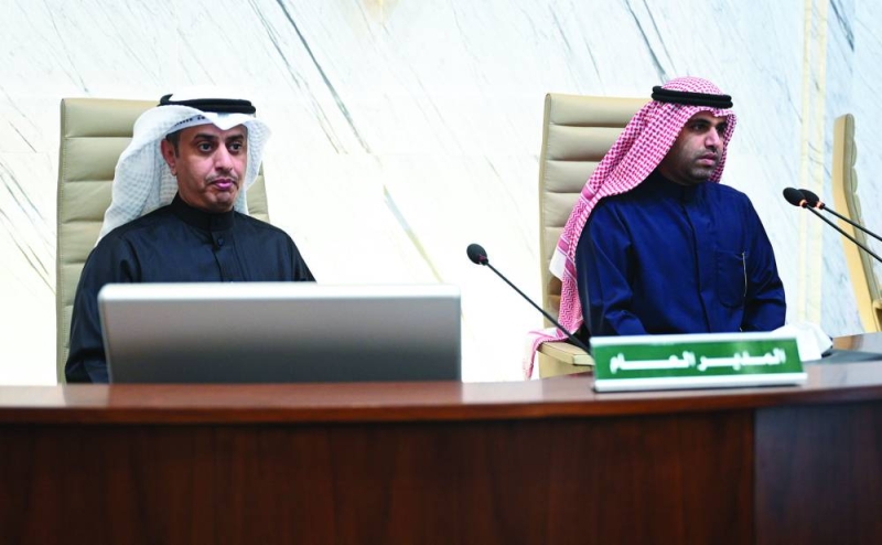 عبدالله المحري مترئساً الجلسة وبجواره مشعل العازمي (تصوير نايف العقلة)