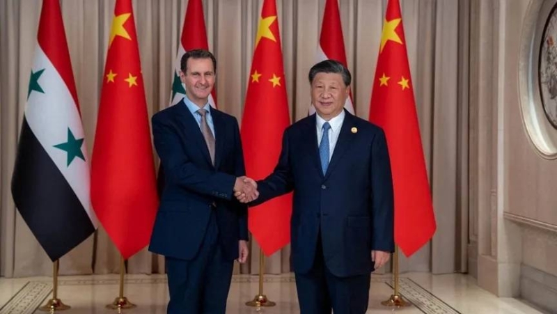 شي جينبينغ مرحباً بالأسد في بكين في سبتمبر 2024 (رويترز)