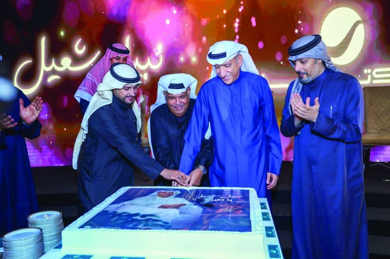 


«بوشعيل» يقطع قالب الحلوى 