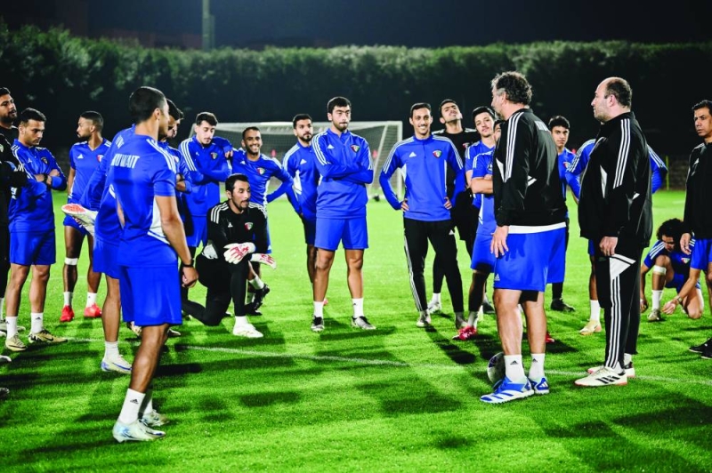 


المدرب بيتزي يتحدث مع اللاعبين 