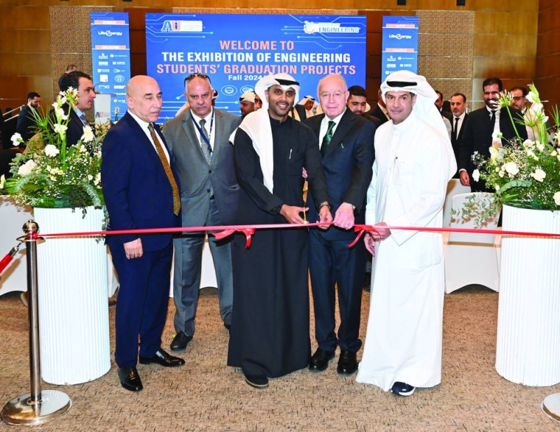 قص شريط افتتاح المعرض (تصوير أسعد عبدالله)