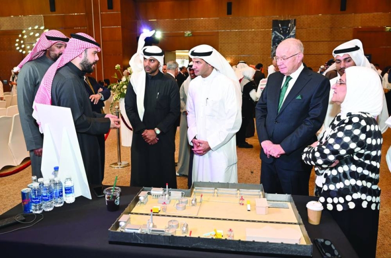 طالب يشرح مشروعه