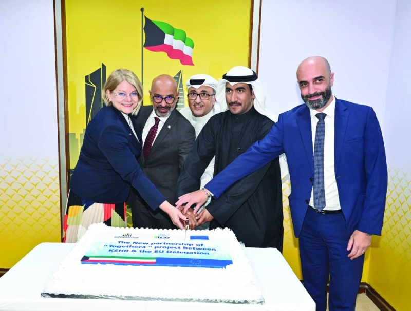  كويستينن وأبوالحسن والصالح يقطعون قالب حلوى الاحتفال (تصوير أسعد عبدالله)