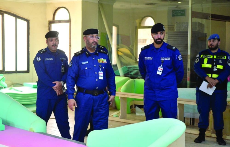 الرومي يُشرف على تفتيش أحد المخازن بحضور الغريب (تصوير سعود سالم)