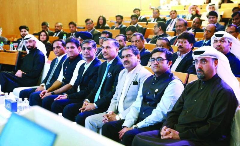 السفير الهندي متوسطاً الحضور