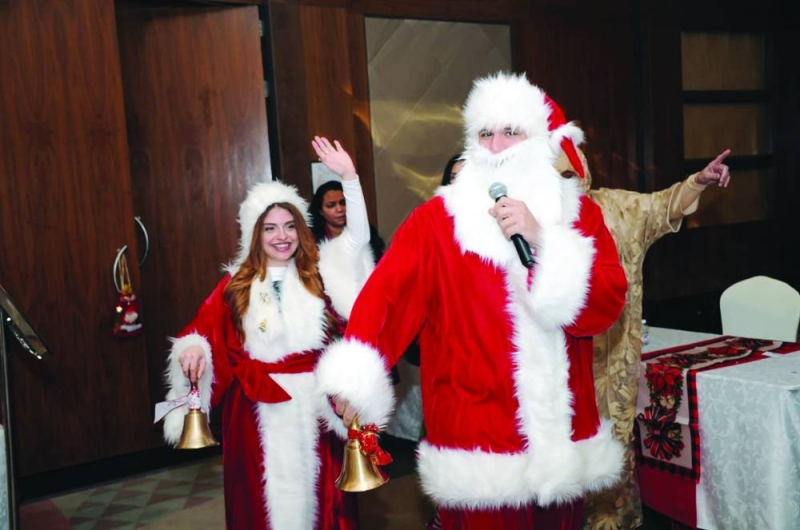 دخول سانتا كلوز ورفاقه الأقزام