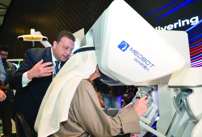 العوضي يفحص عمل أحد الأجهزة الطبية