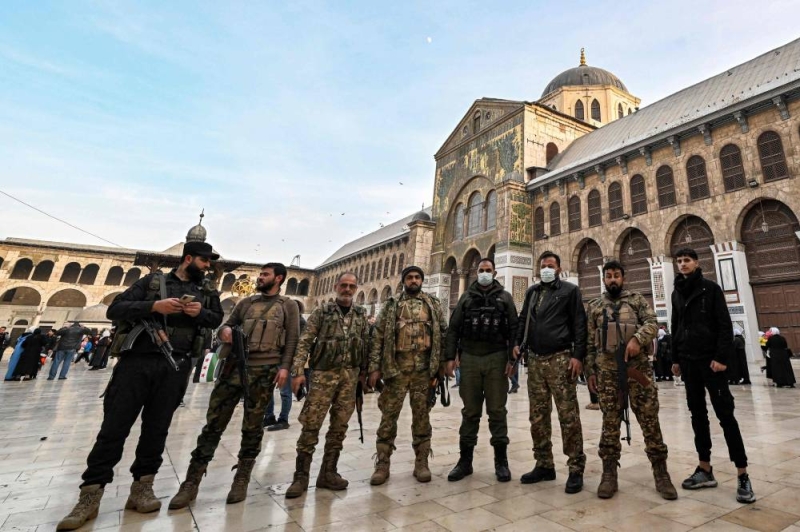 مقاتلون من المعارضة في باحة المسجد الأموي في دمشق    (أ ف ب)