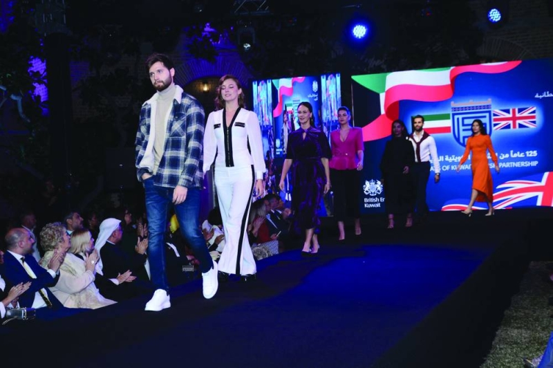 جانب من عرض الأزياء