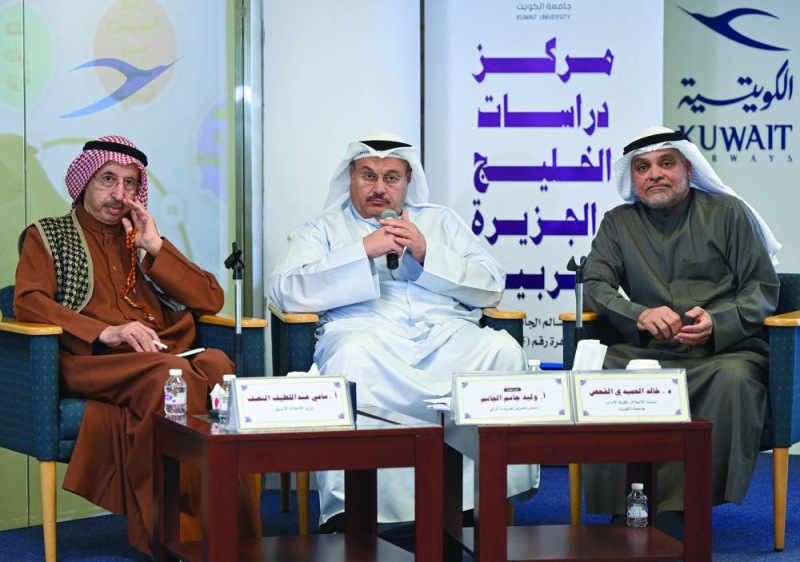 


الزميل وليد الجاسم متوسطاً خالد القحص وسامي النصف 