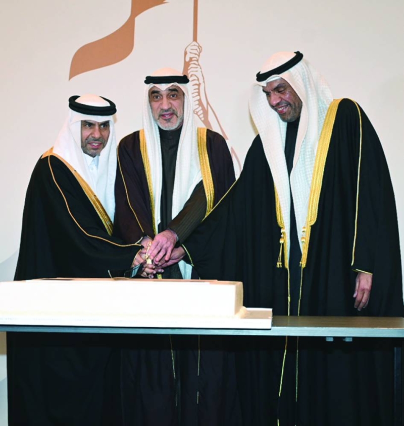 النائب الأول ووزير الخارجية وسفير قطر يقطعون قالب حلوى الاحتفال (تصوير نايف العقلة)