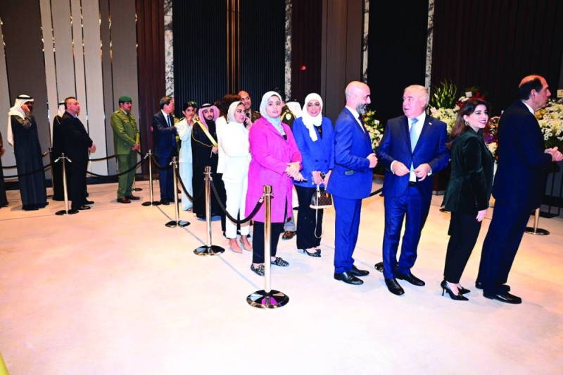 طوابير المهنئين