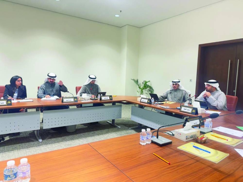 


جانب من اجتماع اللجنة القانونية والمالية 