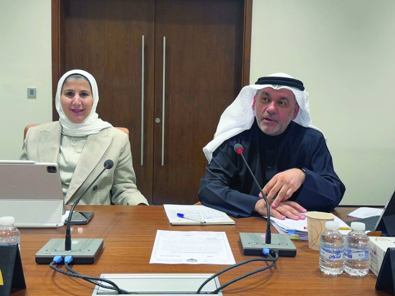 حسن كمال وعلياء الفارسي خلال اجتماع لجنة العاصمة