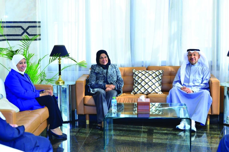 العذبي مستقبلاً وفد فريق «فزعة» التطوعي