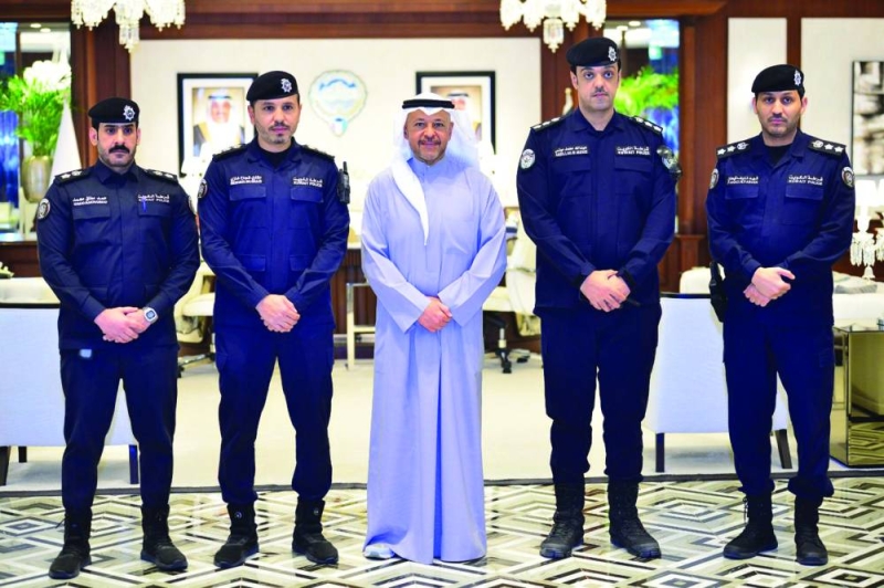 المُحافظ مُتوسّطاً عدداً من القيادات الأمنية بالمحافظة