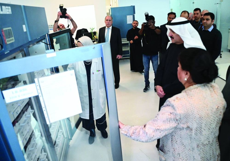 


العوضي يطلع على أحد جوانب خدمات نقل الدم 	(تصوير نايف العقلة) 