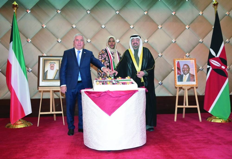 المضف والسفيرة الكينية وسفير طاجيكستان يقطعون قالب الحلوى