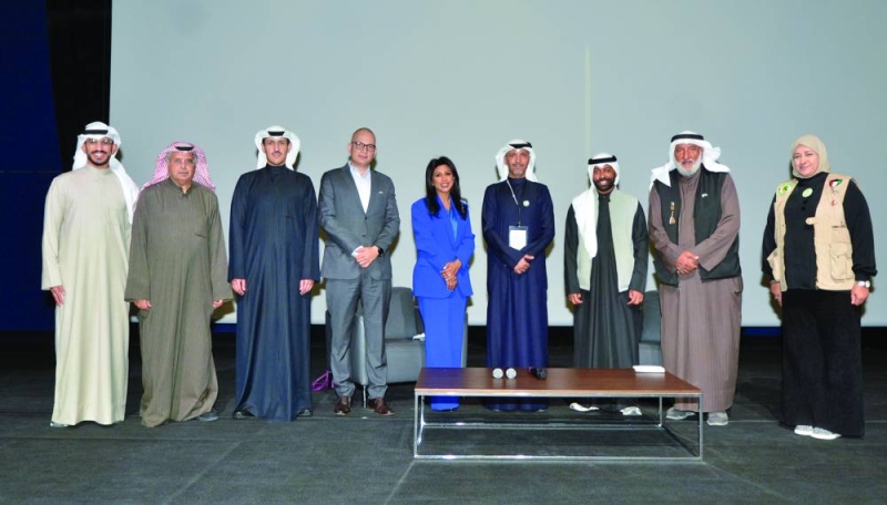 


صورة جماعية للمشاركين في الاحتفالية 	(تصوير سعود سالم) 