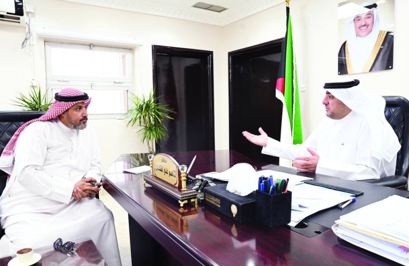 الكندري متحدثاً للزميل تركي المغامس   (تصوير نايف العقلة)