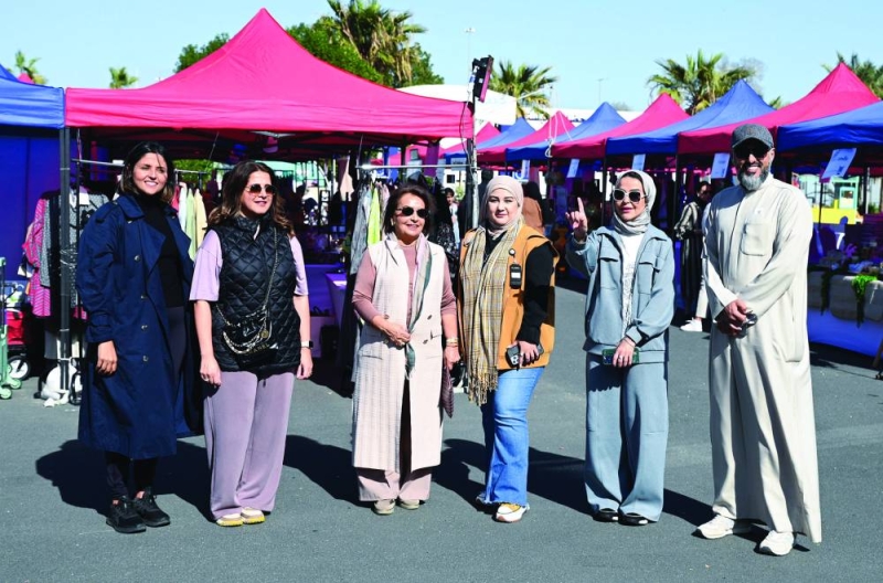 منظمو المعرض في لقطة جماعية 