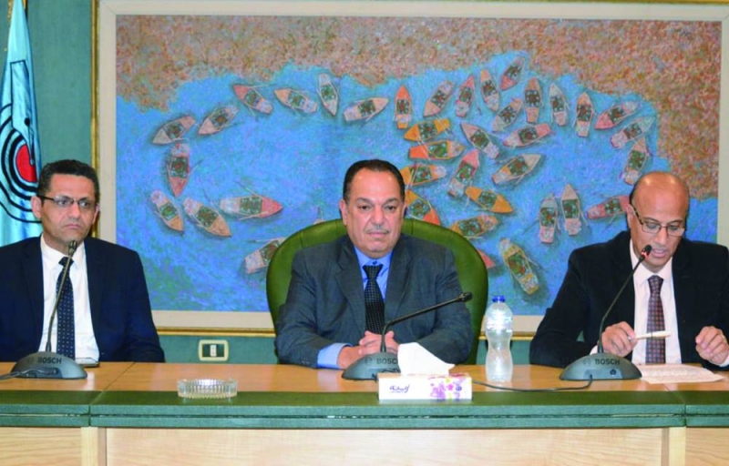 


السفير الغانم خلال الندوة 