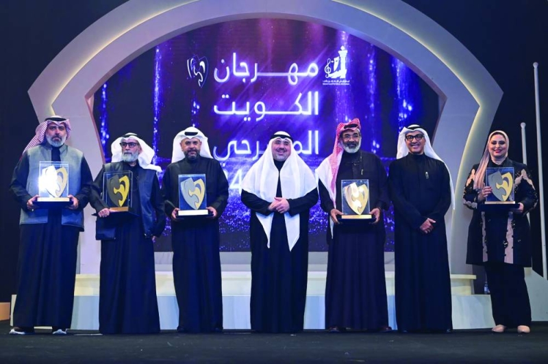 


الزامل يتوسط لجنة تحكيم المهرجان 