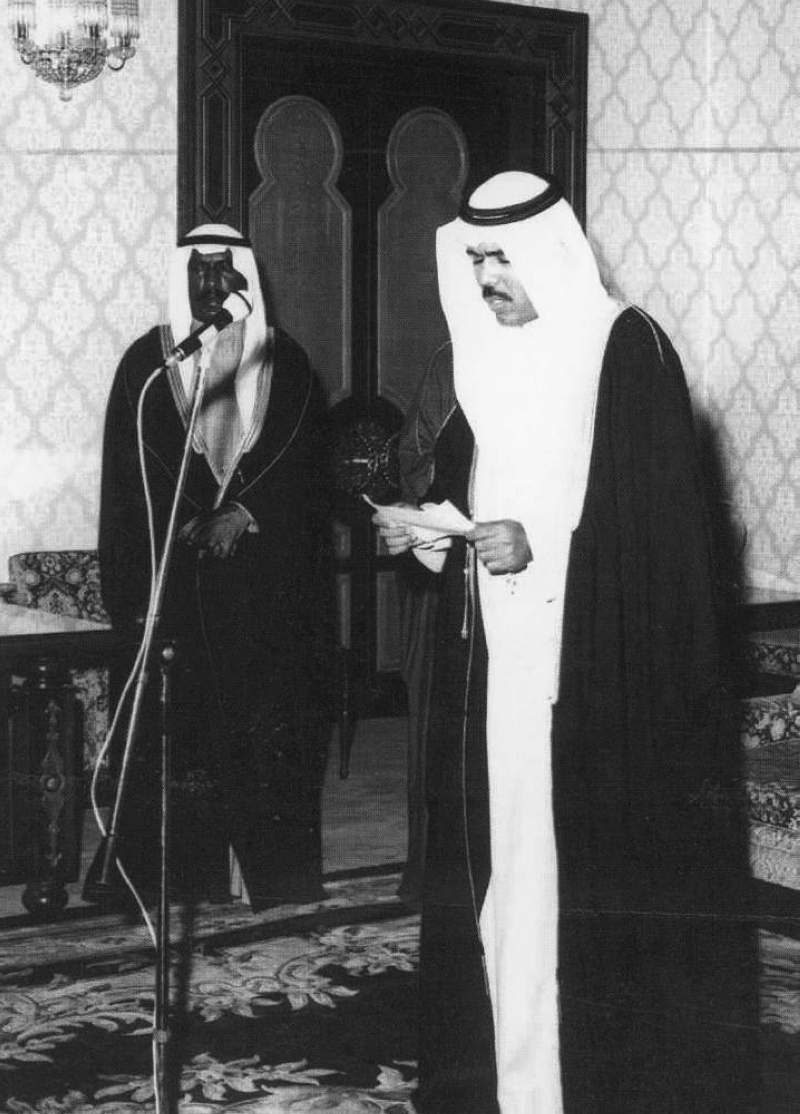 الراحل يؤدي القسَم بمناسبة تعيينه وزيراً للداخلية العام 1978 