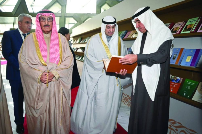 وزير الإعلام خلال جولته في المعرض مع البابطين والدعيج 