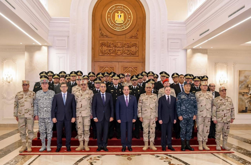 السيسي متوسطاً قيادات حكومية وعسكرية وأمنية