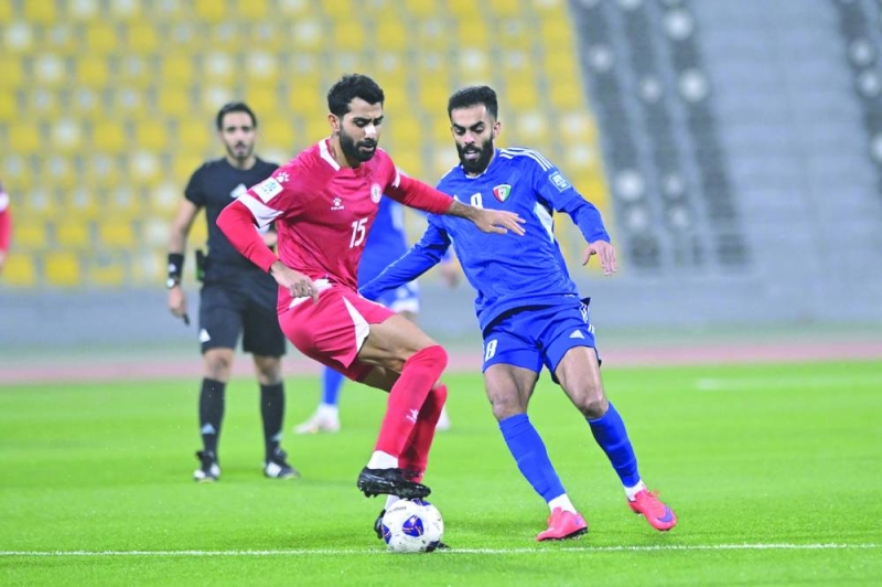 صراع على الكرة بين لاعب الكويت أحمد الظفيري واللبناني جهاد أيوب