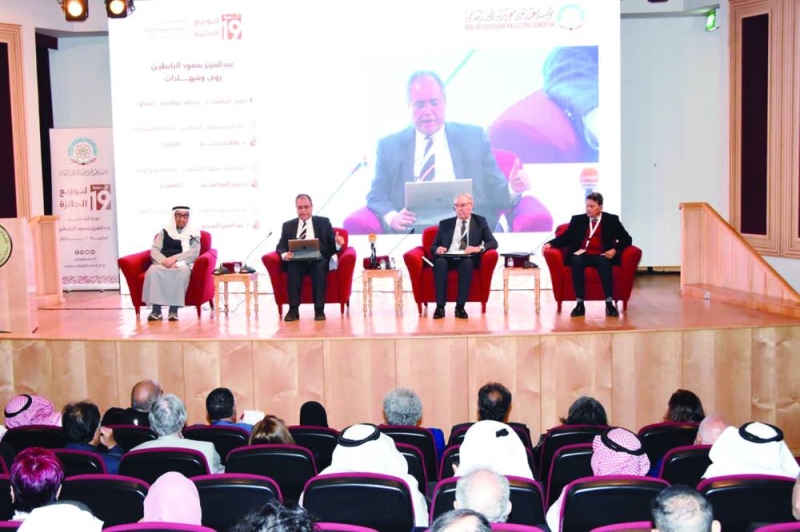 


المشاركون في الجلسة الأدبية الأولى   	   (تصوير سعود سالم) 