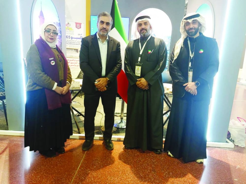 


مدير المعرض متوسطاً الوفد الكويتي في ختام الفعاليات 