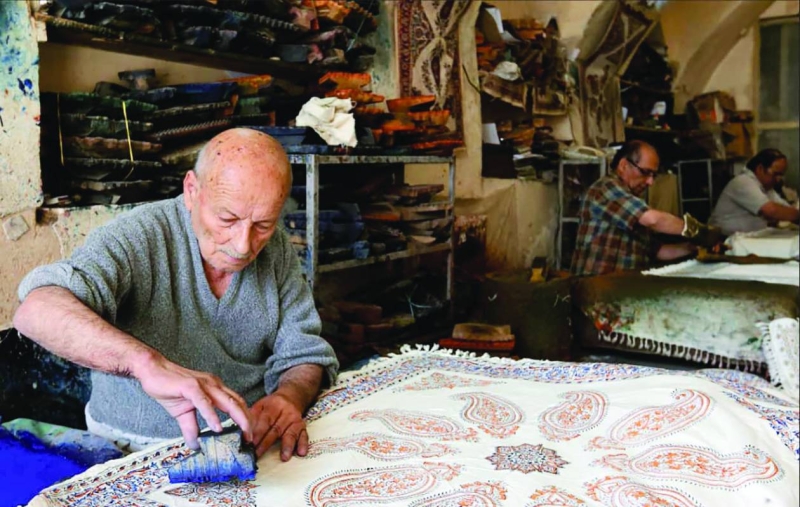 


الطباعة على السجاد بالألوان الطبيعية 