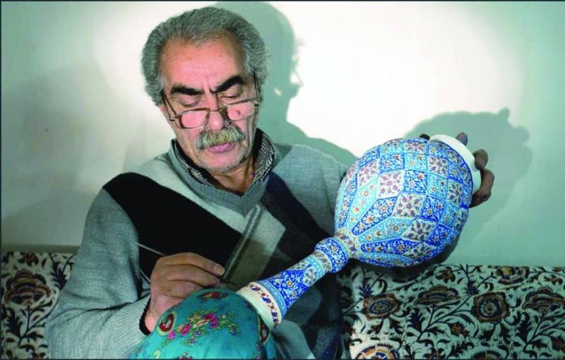 


الزخرفة على الفخار 