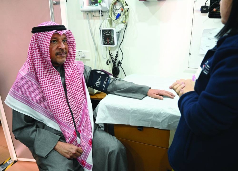 العذبي يجري فحوصات الضغط والسكري 	(تصوير نايف العقلة) 