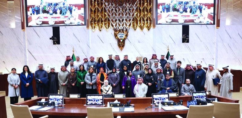 لقطة جماعية للمشاركين في الجلسة مع عدد من «ذوي الهمم» 