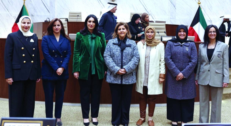 حضور نسائي في الجلسة الخاصة للمعاقين