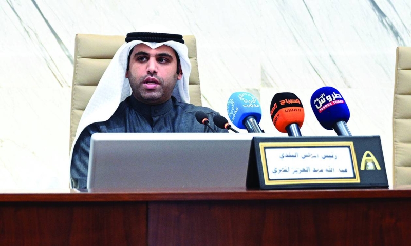 عبدالله المحري مترئساً الجلسة